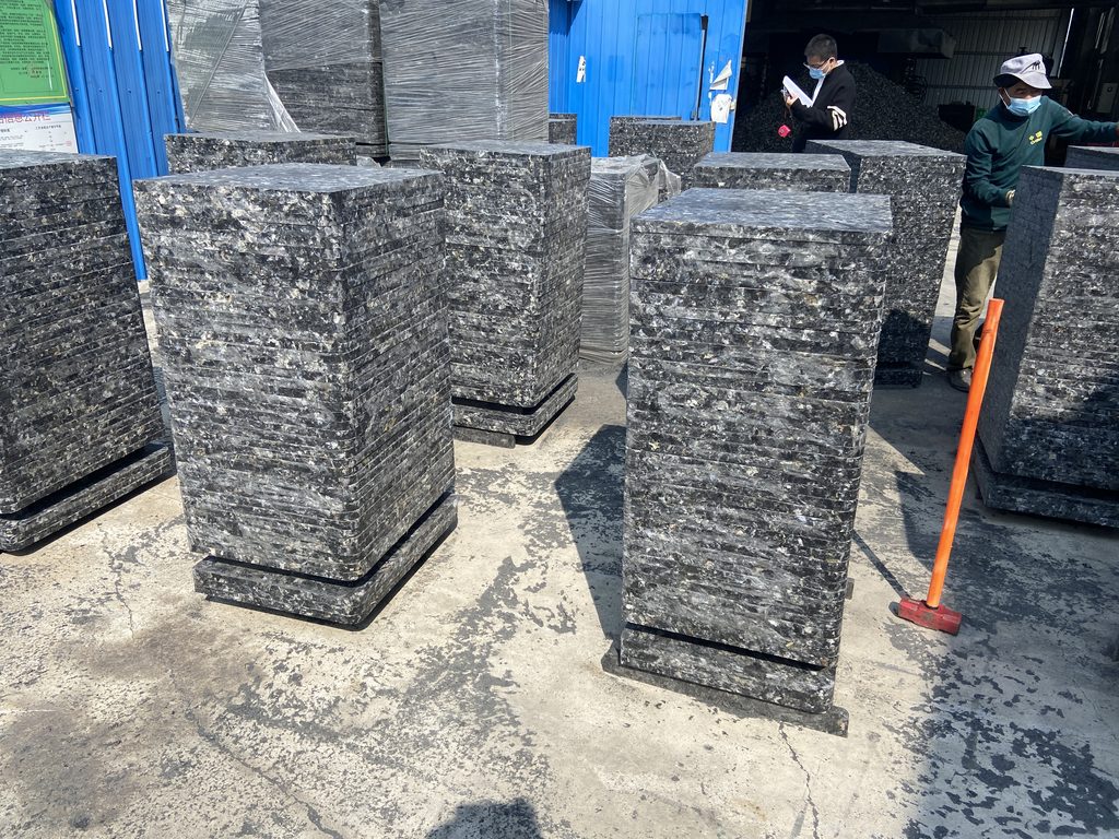 Overloaded GMT brick pallet showing stress concentration from excessive weight