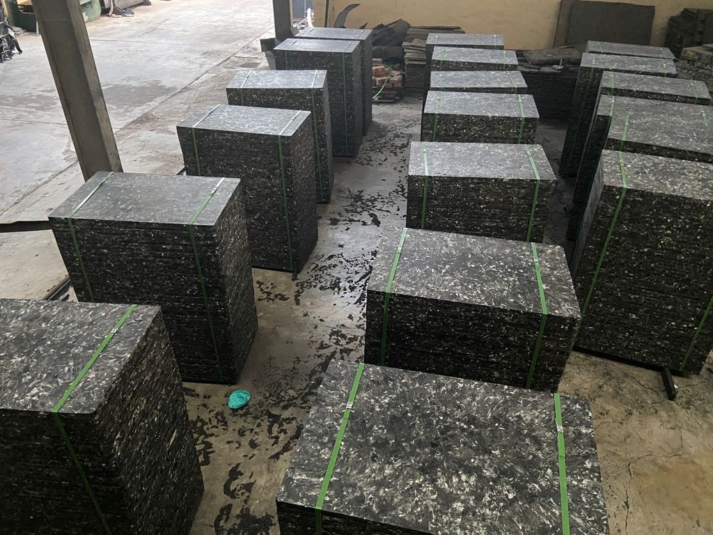 Moisture damage comparison between wood and GMT fiber brick pallets