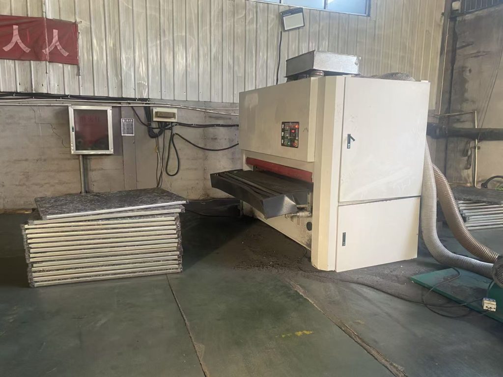 3000-ton hydraulic press forming GMT brick pallets