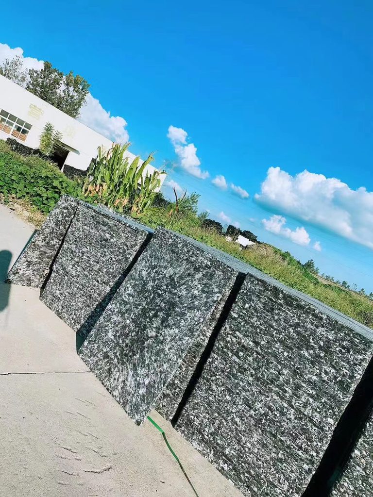 Multiple GMT glass fiber brick pallets showing various sizes and specifications