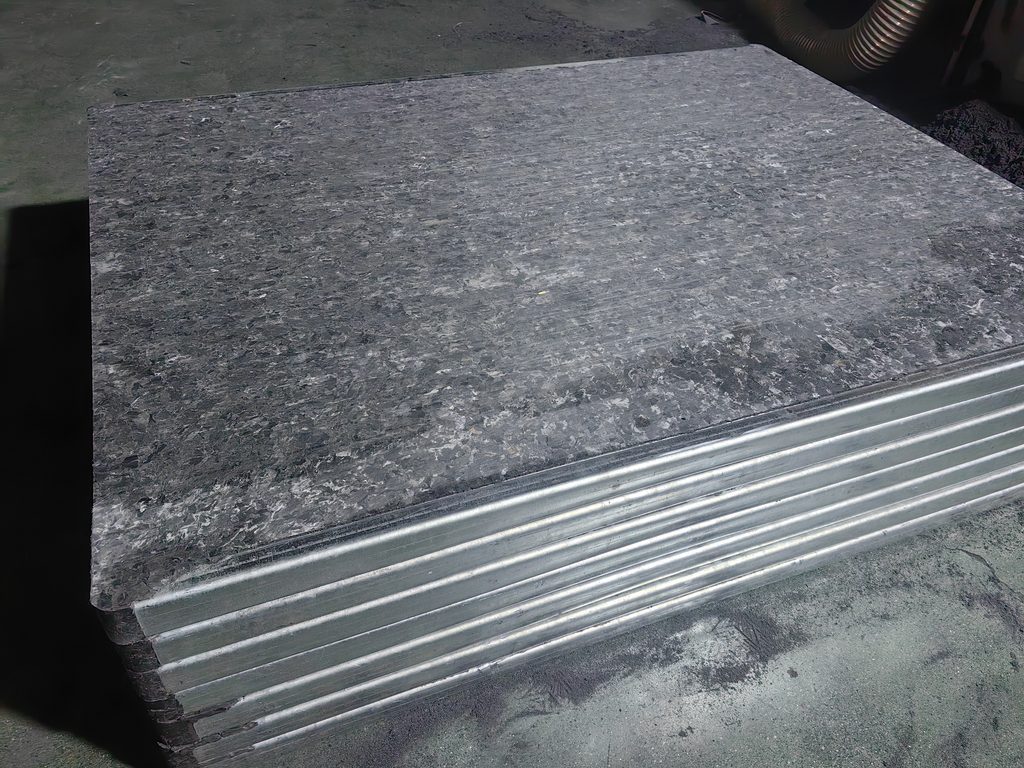 GMT pallet flat surface supporting automated brick molding process